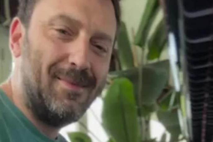 Video Bologna, Cesare Cremonini suona l'inno della Champions al pianoforte