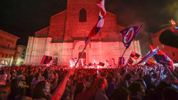 Enrico Brizzi scrive per noi: "Canti e brividi, la notte in cui Bologna s'è ripresa l'Europa"