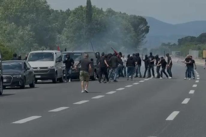 Video, scontri tra ultrà di Atalanta e Juve sull'autostrada A1