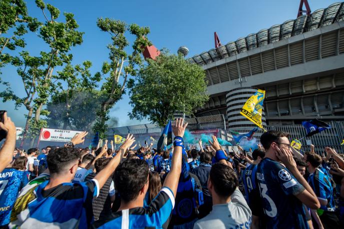 DIRETTA Inter-Lazio, l'arrivo dei tifosi a San Siro per la festa scudetto