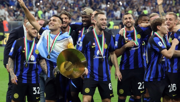 Festa Inter tra cori, champagne e abbracci. Lautaro alza la coppa e infiamma San Siro