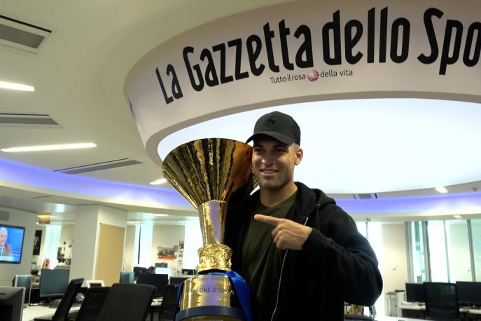 Lautaro con la Coppa dello scudetto in Gazzetta: guarda il backstage della sua visita in redazione