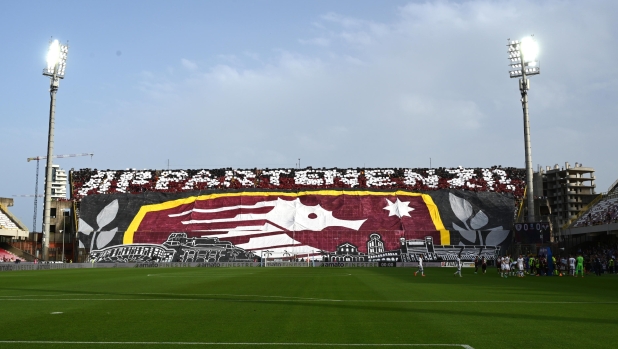 Salernitana, la curva saluta la Serie A con uno striscione mozzafiato