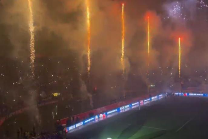 Grande festa a Bologna: fuochi d'artificio sull'inno della Champions
