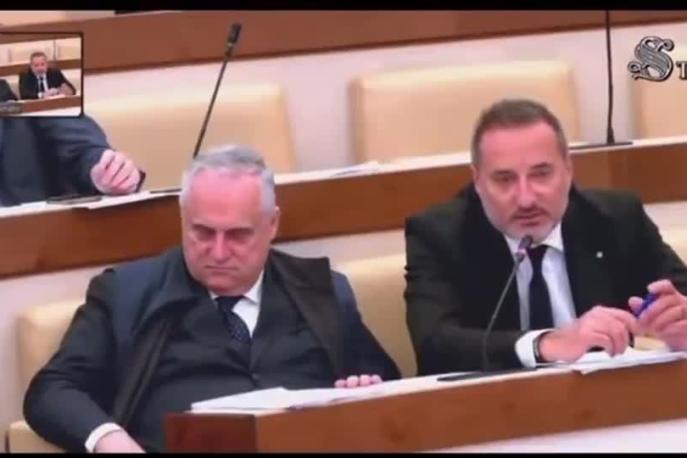 Lotito, colpo di sonno in Senato: De Laurentiis lo sveglia