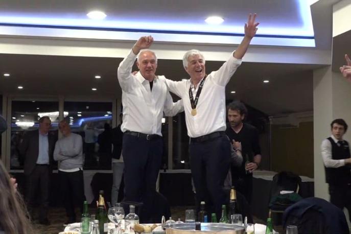 Gasperini e Percassi cantano "We are the champions" in piedi sulle sedie