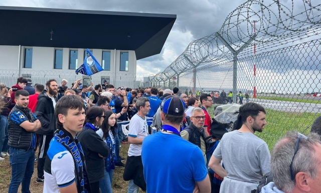 Atalanta, il ritorno con la coppa: striscioni e cori, in migliaia tra aeroporto e Zingonia