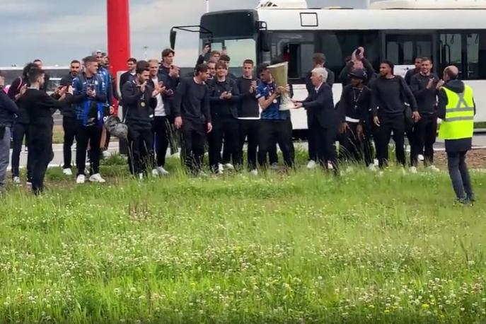 Atalanta, l'arrivo della squadra a Orio con la Coppa dell'Europa League