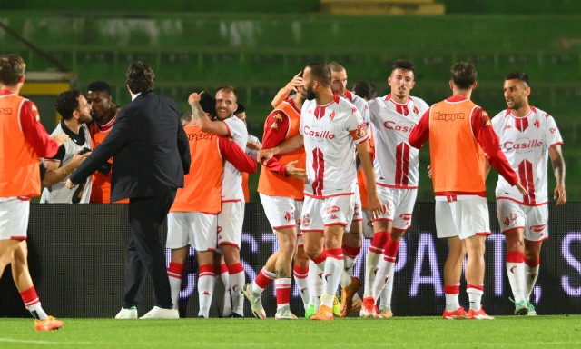 Il Bari risorge nella notte più difficile: 3-0 alla Ternana e salvezza. Gli umbri in C