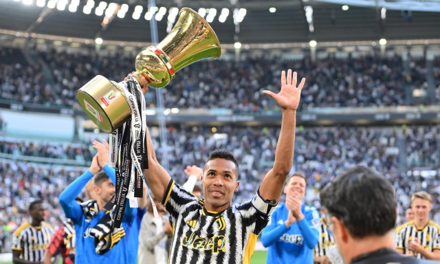 La fascia, il gol, il record di presenze, l'abbraccio della gente: Alex Sandro, ultima da film