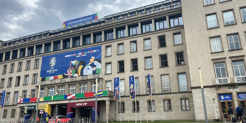 Dentro lo stadio di Lipsia, tra ricordi della Germania Est e modernità