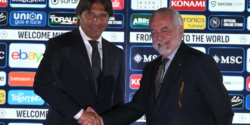 De Laurentiis e la stretta di mano a Conte: la battuta fa ridere tutti