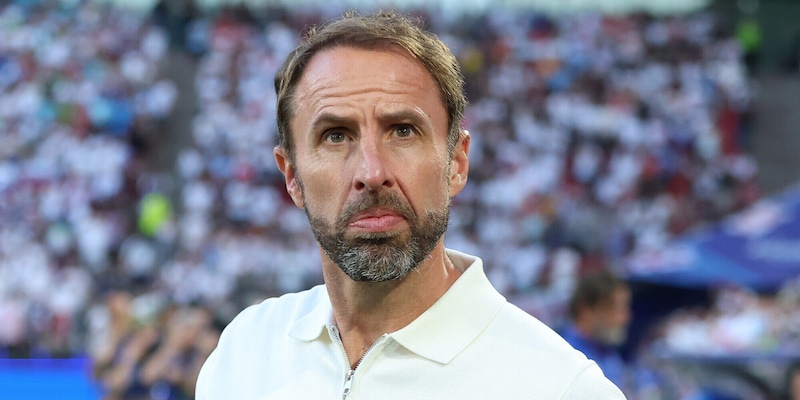 Tifosi inglesi lanciano bicchieri contro Southgate: la reazione dura del ct