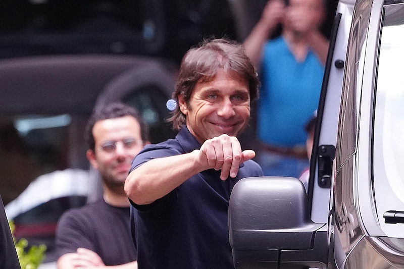 Conte, presentazione da re: giornalisti da tutto il mondo