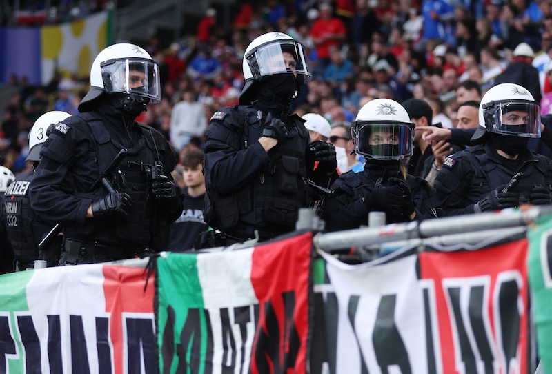 Tensione prima di Italia-Albania, fermati 50 tifosi azzurri: avevano coltelli e bombe carta