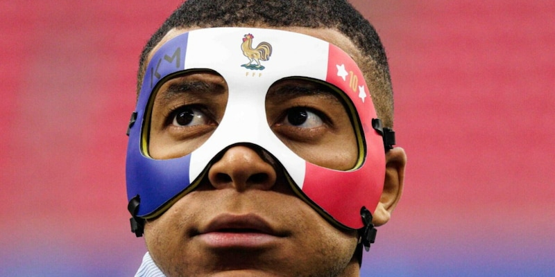 Mbappé e la maschera protettiva dopo la rottura del naso: come è fatta e perché quei colori