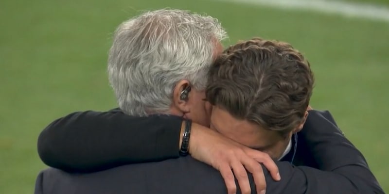 Mourinho e il lungo abbraccio a Terzic dopo finale Champions: la foto fa il giro del web
