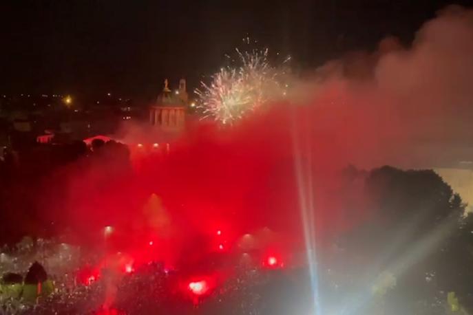 Video, festa Atalanta sul bus scoperto: fumogeni e fuochi d'artificio in città