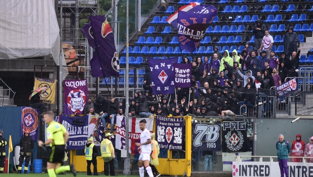 Fiorentina contestata dalla curva: "Rispettate la nostra maglia". Giocatori in silenzio