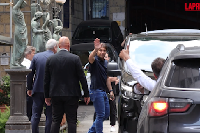 Video Napoli, Antonio Conte in saluta i tifosi