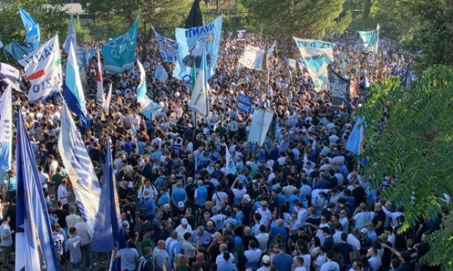 Lazio, contestazione dei tifosi contro Lotito: migliaia in corteo a Roma