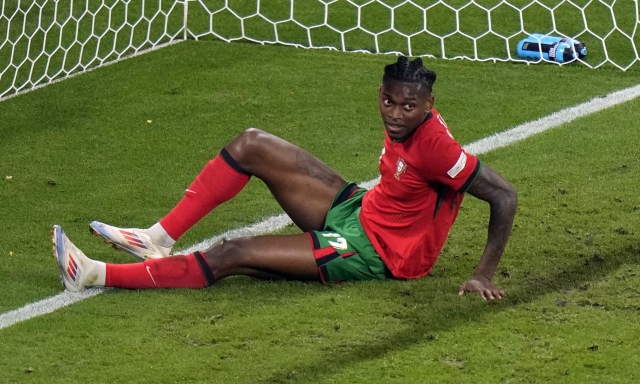 Leao, la prima all'Europeo è un flop: solo due affondi, un giallo e fuori dopo un'ora 1 Leao, la prima all'Europeo è un flop: solo due affondi, un giallo e fuori dopo un'ora