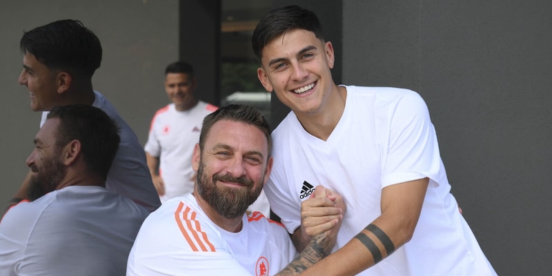 Roma, Dybala non ha dubbi: il saluto a Ghisolfi e l’abbraccio a De Rossi