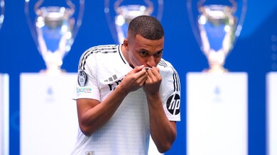 Mbappé show: "Darò la vita per il Real". Poi bacia lo stemma e cita... CR7