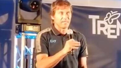 Conte, i tifosi Napoli cantano "Chi non salta juventino è": lui reagisce così