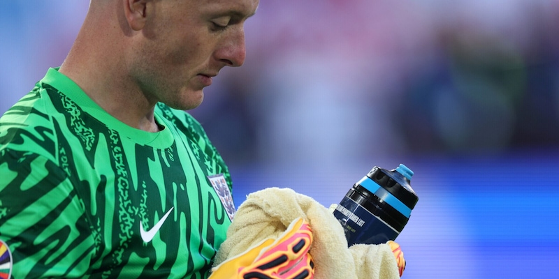 Pickford sbircia gli appunti sulla bottiglia: cosa c’è scritto, hanno fatto vincere l’Inghilterra