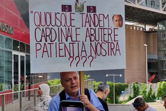 Milan, tifoso protesta in... latino: "Cardinale abusa della nostra pazienza"