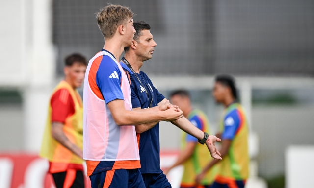 I tifosi accolgono Thiago Motta: "Tutti uniti per vincere". E in campo c'è... John Elkann