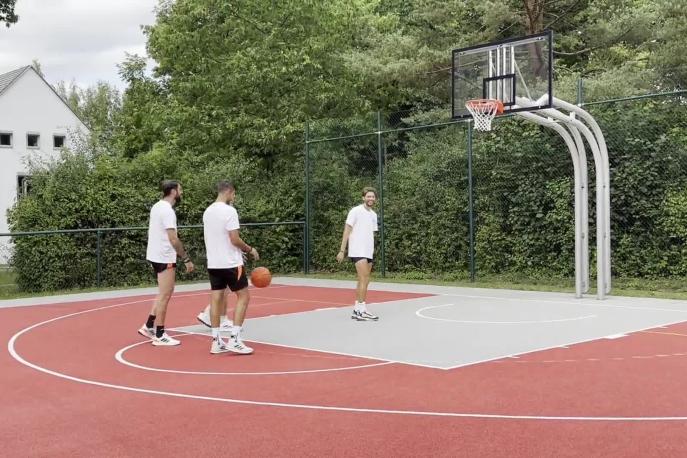 Juve, dal calcio al basket: sfida di tiri liberi tra giocatori