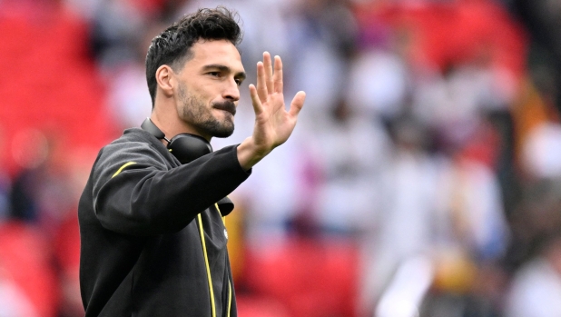 Bologna, batti due colpi. Hummels subito: accordo annuale. Poi rotta su Prass