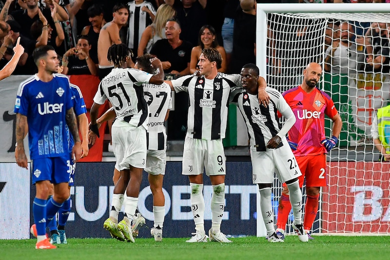 La Juve spicca il primo volo sulle ali di Motta: tris al Como, favola Mbangula