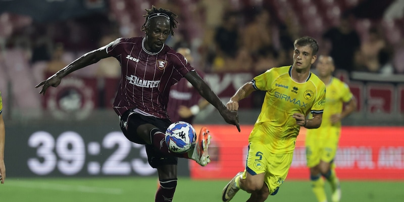 Bari ko contro la Juve Stabia. Vittoria in rimonta per la Salernitana