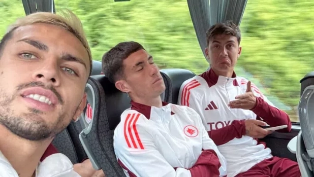 Roma, Dybala e Paredes prendono in giro Soulé... che dorme sul bus: "È stanco?"