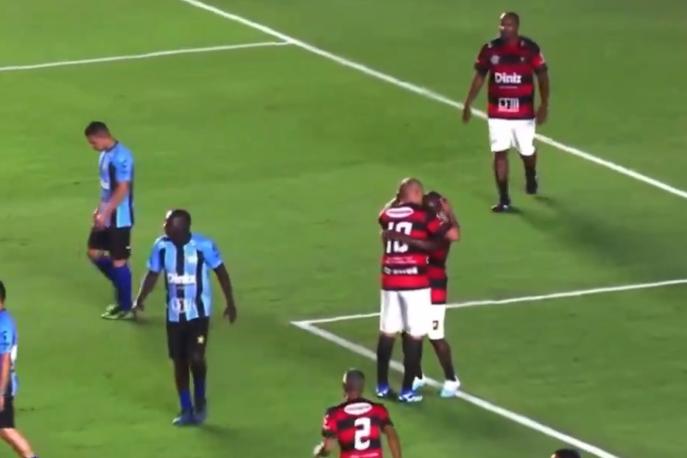 Adriano torna in campo col Flamengo e segna un gol inusuale