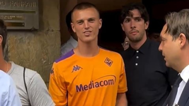 Gudmundsson veste viola, visite con la maglia della Fiorentina: "Felice di essere qui"