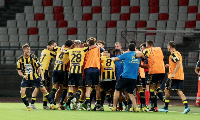 Bari, avvio shock: la Juve Stabia passa 3-1 al San Nicola. Il Pisa di Inzaghi da 0-2 a 2-2