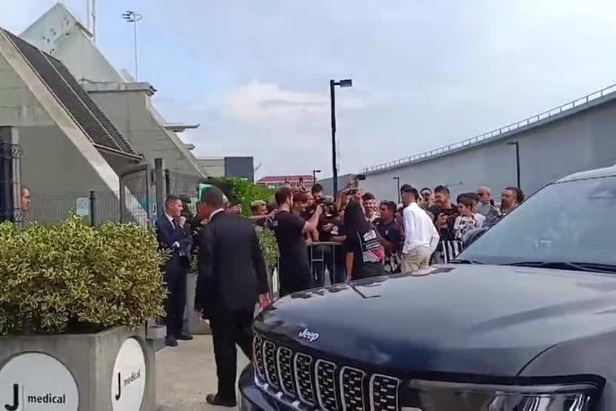 Nico Gonzalez è al J Medical! Il coro dei tifosi e i primi autografi