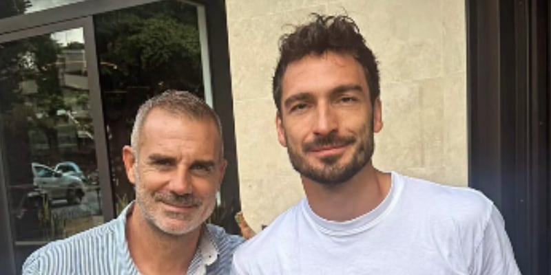 Roma, Hummels incontra un ex portiere: la battuta è virale