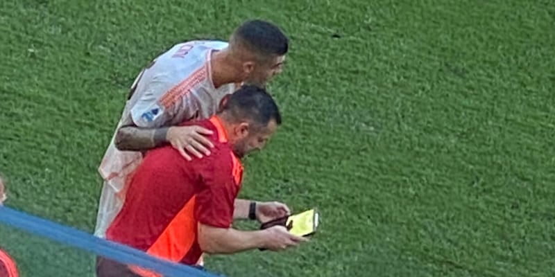 Genoa-Roma, sei minuti di check sul gol. Mancini col tablet, De Rossi urla: "È buono"