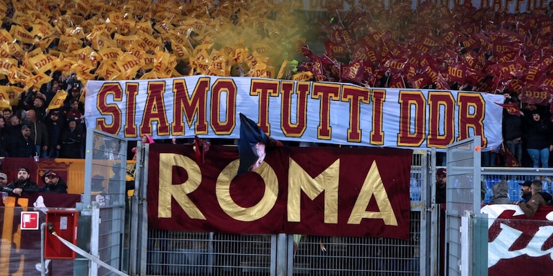 Curva Sud, dura contestazione prima di Roma-Udinese dopo l'esonero di De Rossi