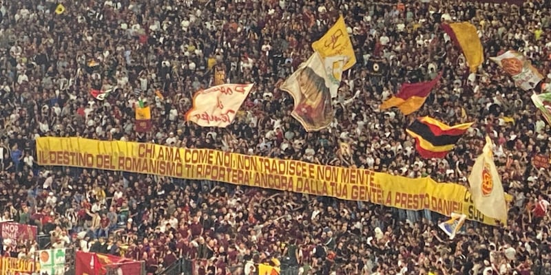 Roma, omaggio da brividi dell'Olimpico per De Rossi: tifosi commossi