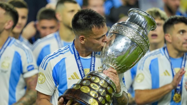 Finito il regno di Messi e Ronaldo: la corsa al Pallone d'oro e le carte di Lautaro