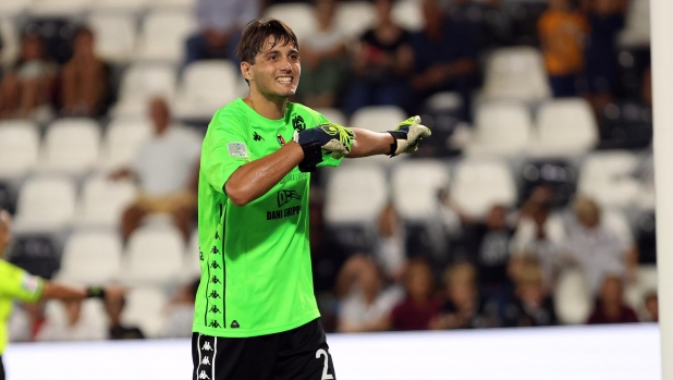 La doppia partita di Soleri: goleador e portiere nel giro di cinque minuti. E lo Spezia vola