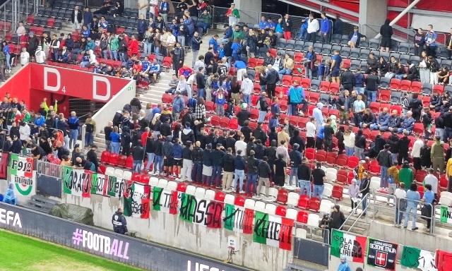 I tifosi italiani danno le spalle all'inno di Israele. Proteste azzurre per i cori dello speaker