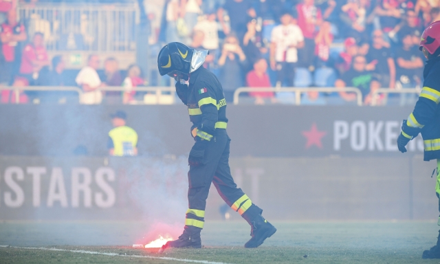 Lancio di fumogeni e oggetti tra curve "nemiche": steward ferito, partita sospesa per 7'