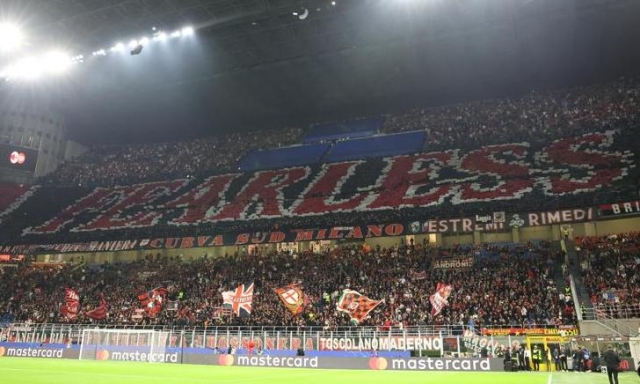 Crisi Milan, la curva che fa? Sostegno, cori e coreografia come ogni derby. Ma se finisse male...